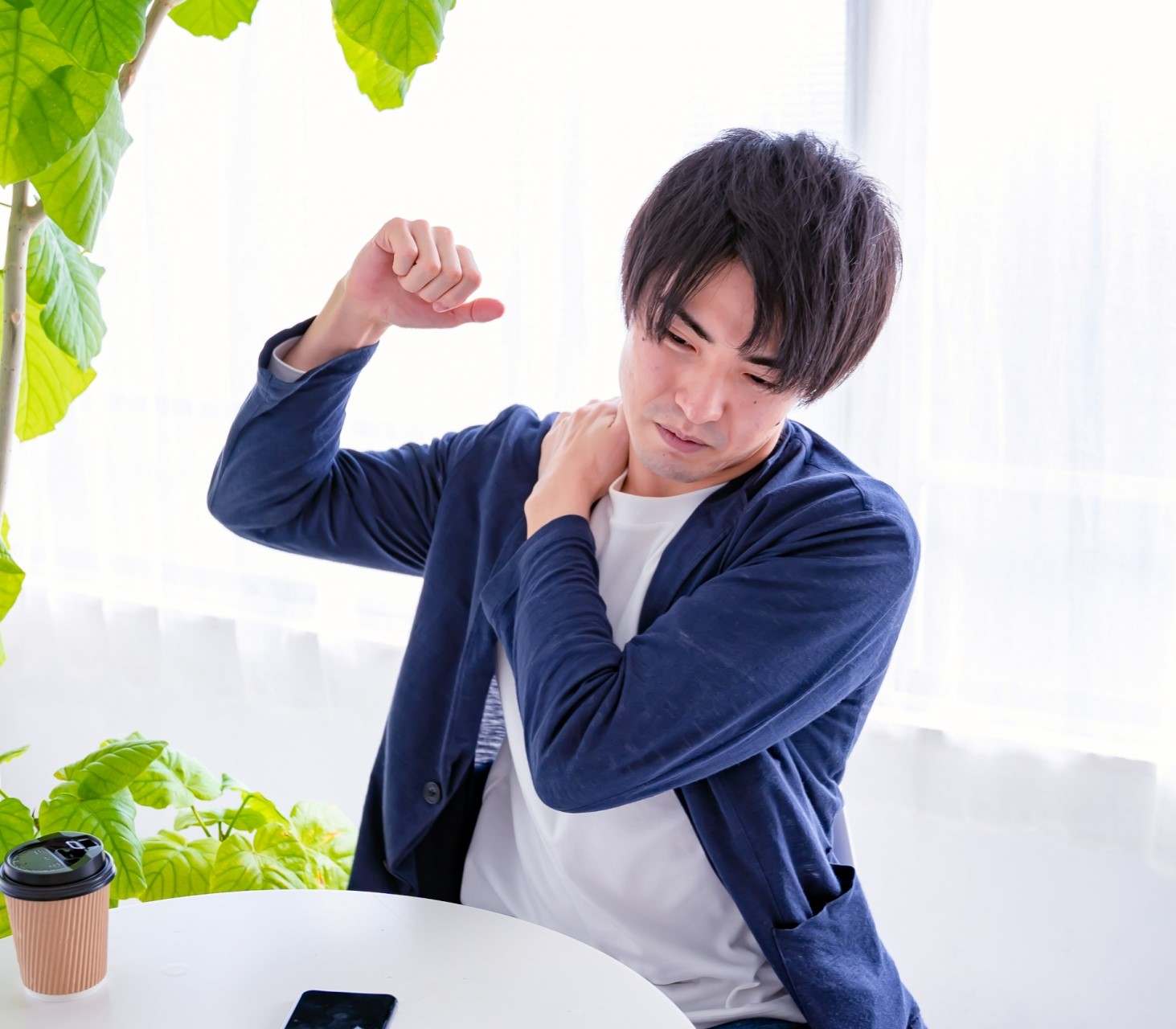首の関節をボキボキ鳴らしたり、指圧をした方が良い?
